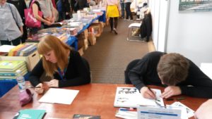 Terkel Risbjerg og Ina Korneliussen signerer på Cobolts stand.